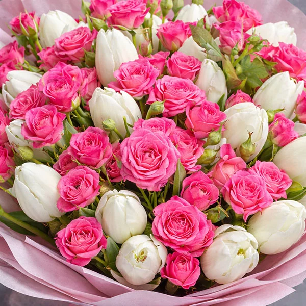 Весенний мотив - букет из белых тюльпанов